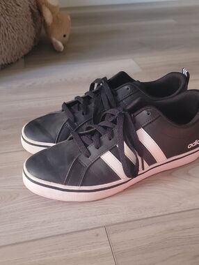 Adidas Men's Black and White Low-Top Sneakers. Size 8.5